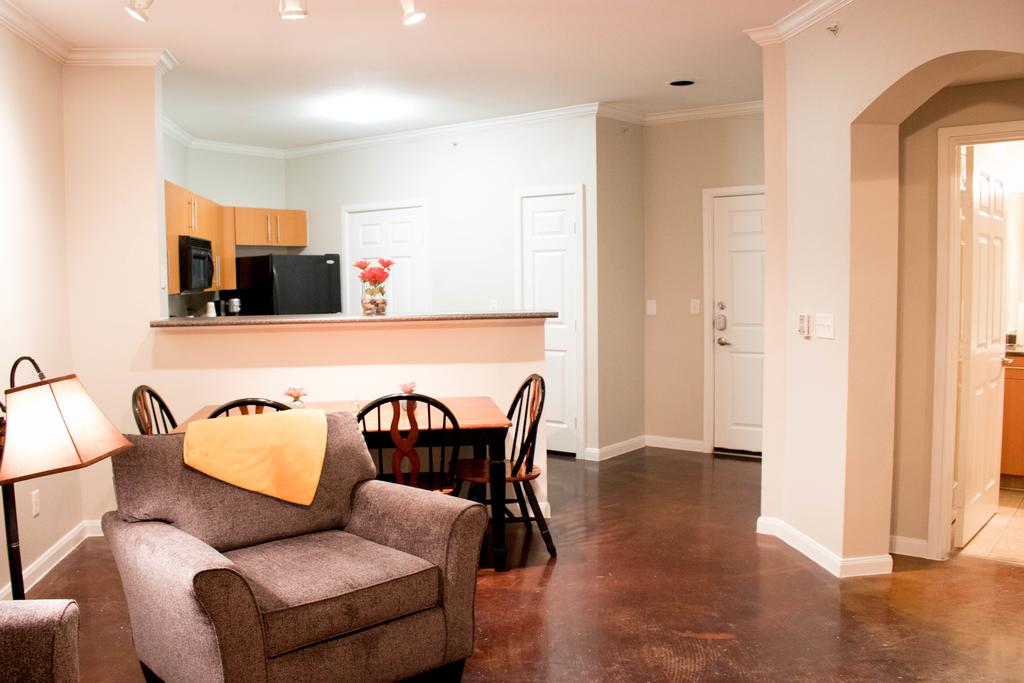 Downtown Dallas Beautiful Poolside Apartment - thumb 3