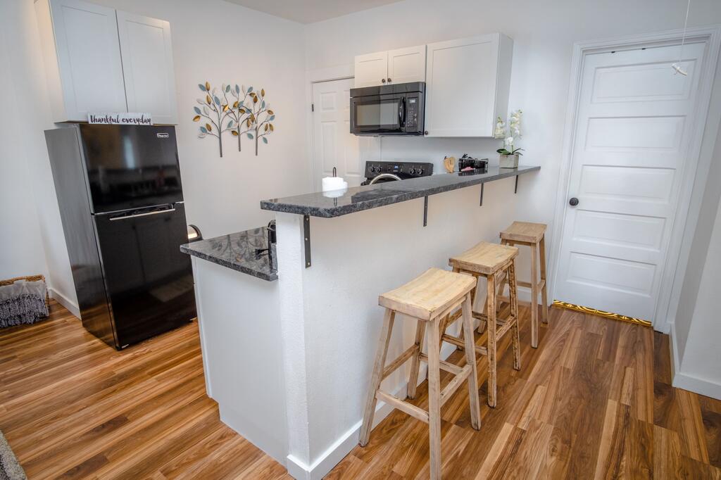 Downtown Remodeled Cozy 2BR 1BA Home Sleeps 8 - thumb 0