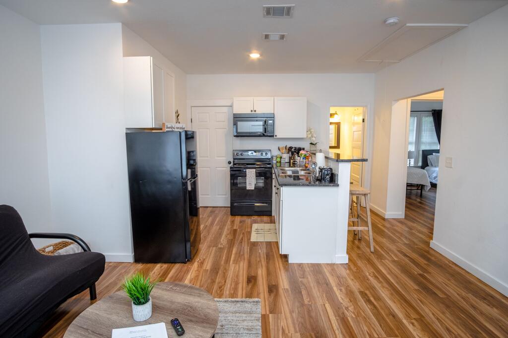 Downtown Remodeled Cozy 2BR 1BA Home Sleeps 8 - thumb 2