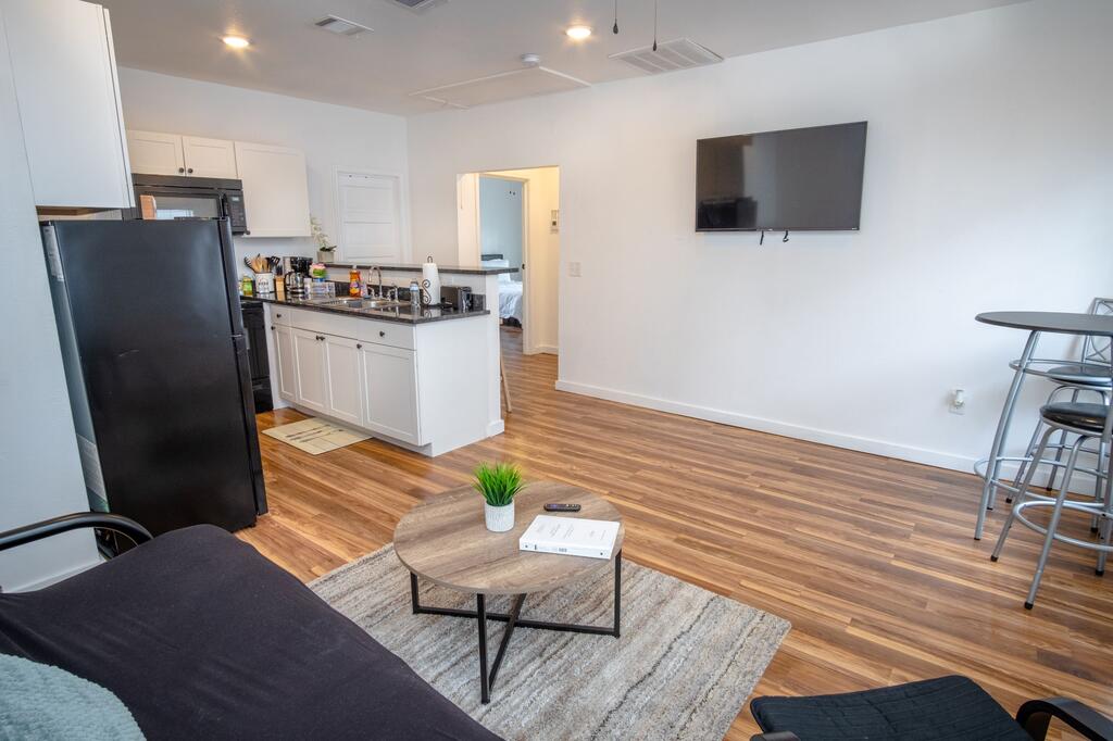 Downtown Remodeled Cozy 2BR 1BA Home Sleeps 8 - thumb 3