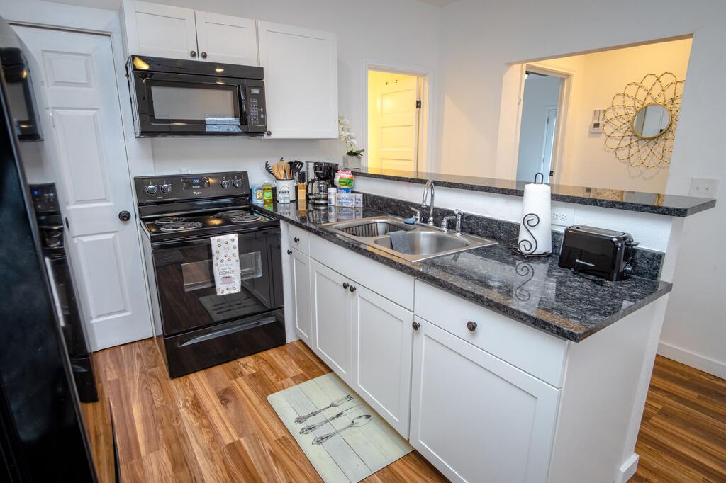 Downtown Remodeled Cozy 2BR 1BA Home Sleeps 8 - thumb 1