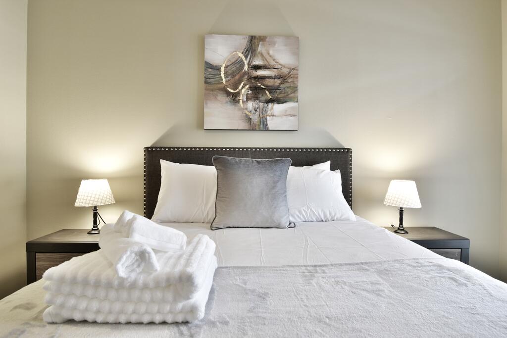 Elegant Stays Corporate Apartment Uptown - Downtown - - thumb 1