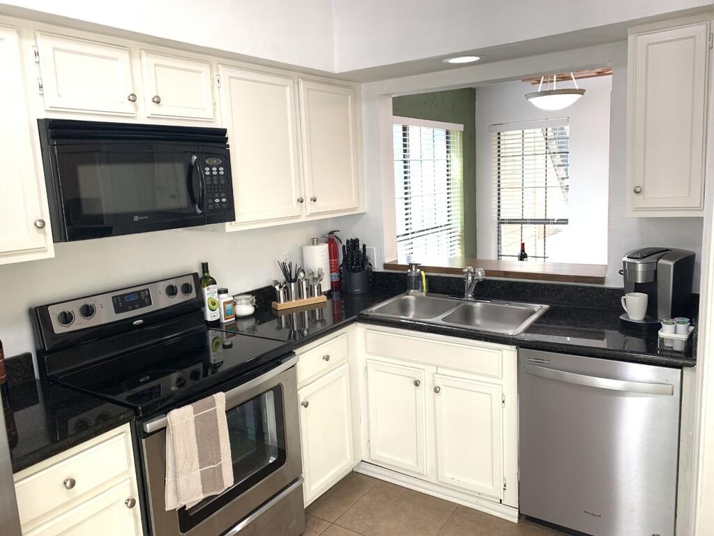 Entire Private Condo Apartment With Covered Parking And 600mps Internet Wifi Speed - thumb 3