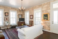 Fountain Suite - On Main St - Pet-friendly Accommodation Dallas