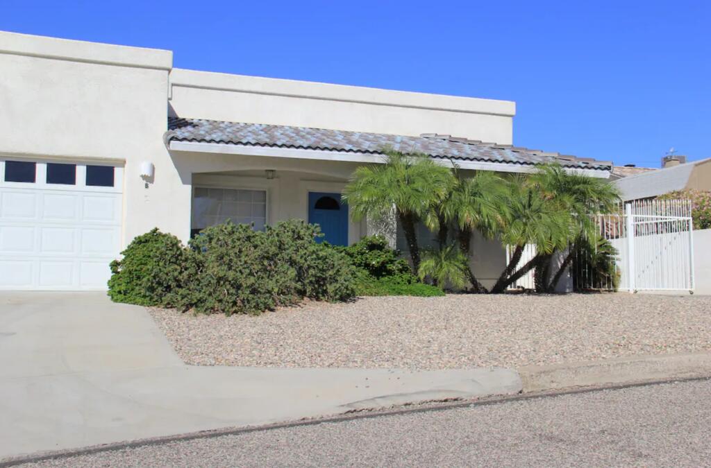 Freshly Updated 2bed 2bath With Garage & RV Parking - thumb 2