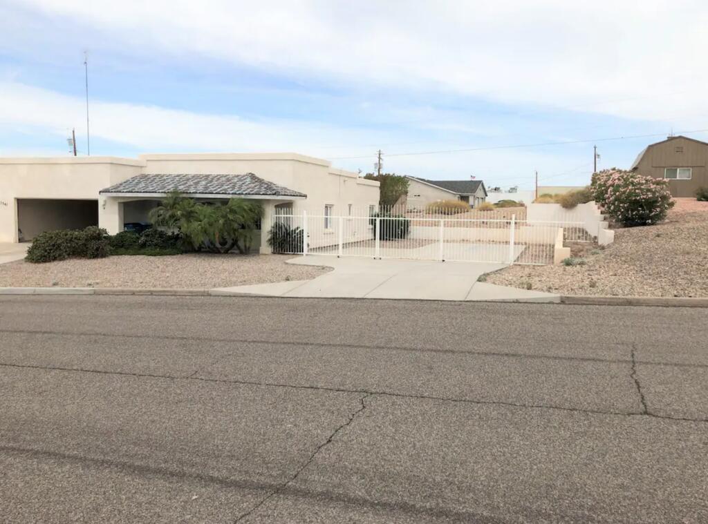 Freshly Updated 2bed 2bath With Garage & RV Parking - thumb 1