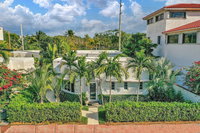GLAMOROUS BEACH VILLA WITH HEATED POOL NEAR SOUTH BEACH AND STEPS FROM THE BEACH Accommodation Dallas