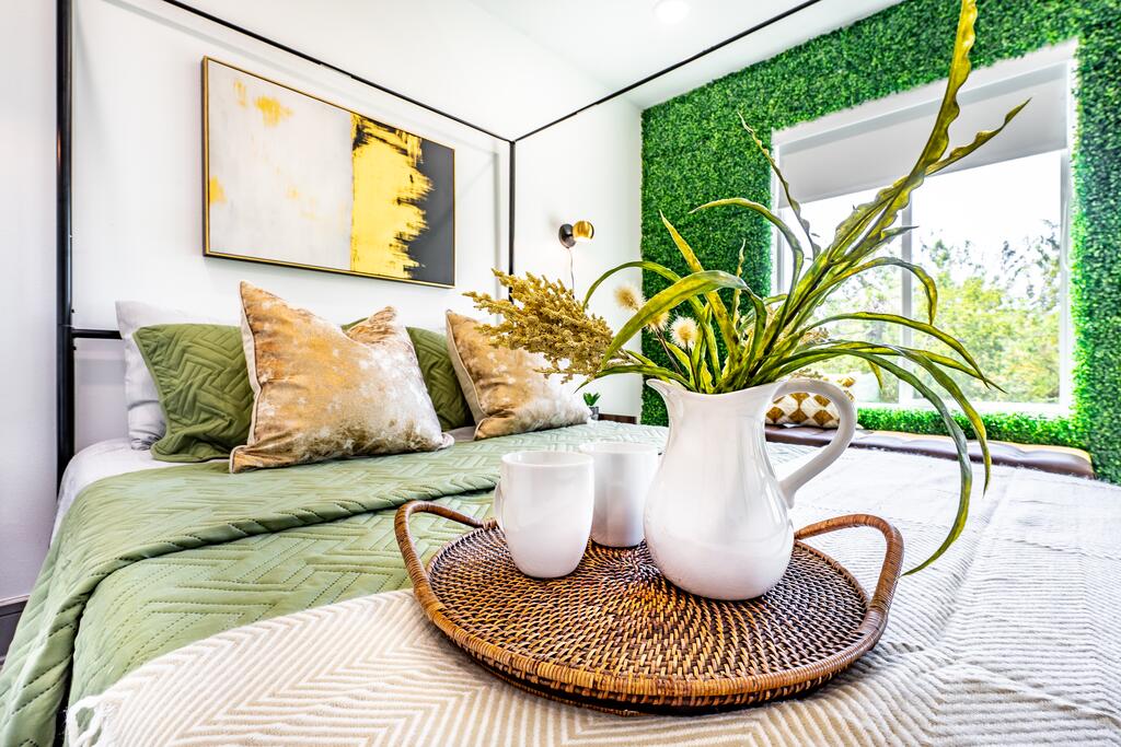 GREEN DREAM Beautiful Modern Condo In A Gated Complex With A Rain Shower And Blazing Internet - thumb 1