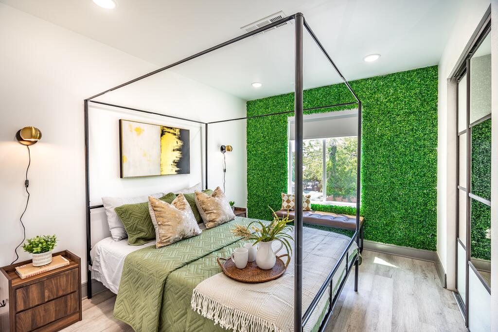 GREEN DREAM Beautiful Modern Condo In A Gated Complex With A Rain Shower And Blazing Internet - thumb 0