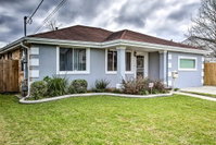 Home with Porch and Grill 4 Mi to French Quarter Accommodation Dallas