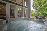 House in New Buffalo with Hot Tub and Large Yard Accommodation Dallas