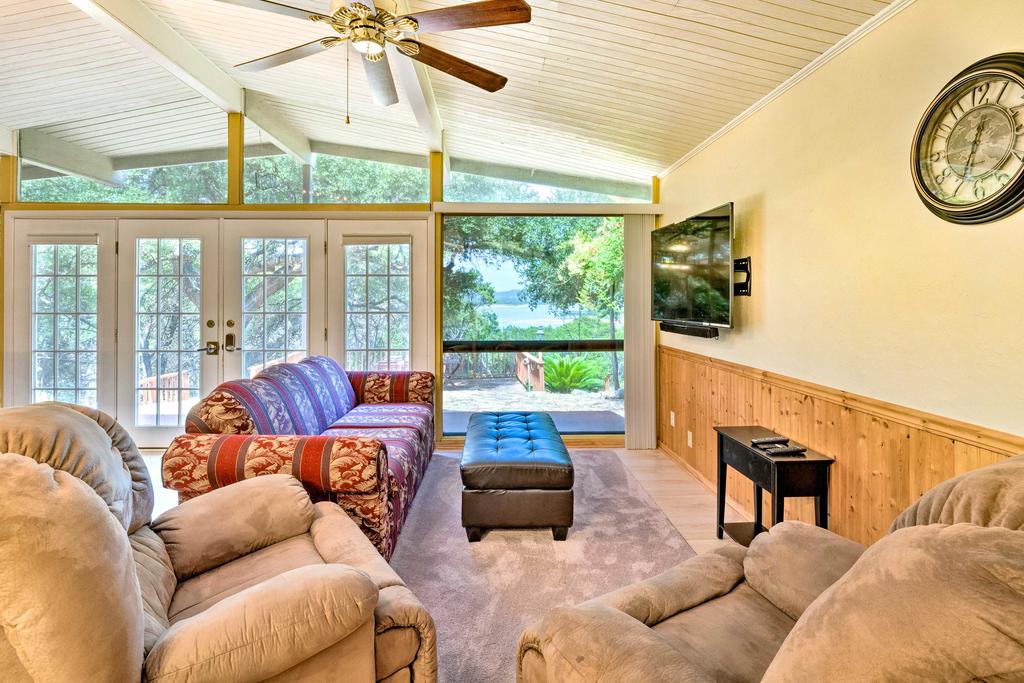 Lago Vista Home With Deck, Fire Pit & Lake Views - thumb 3