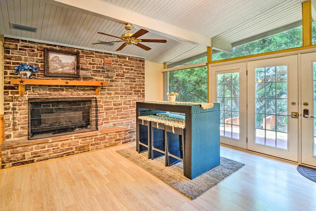 Lago Vista Home With Deck, Fire Pit & Lake Views - thumb 2