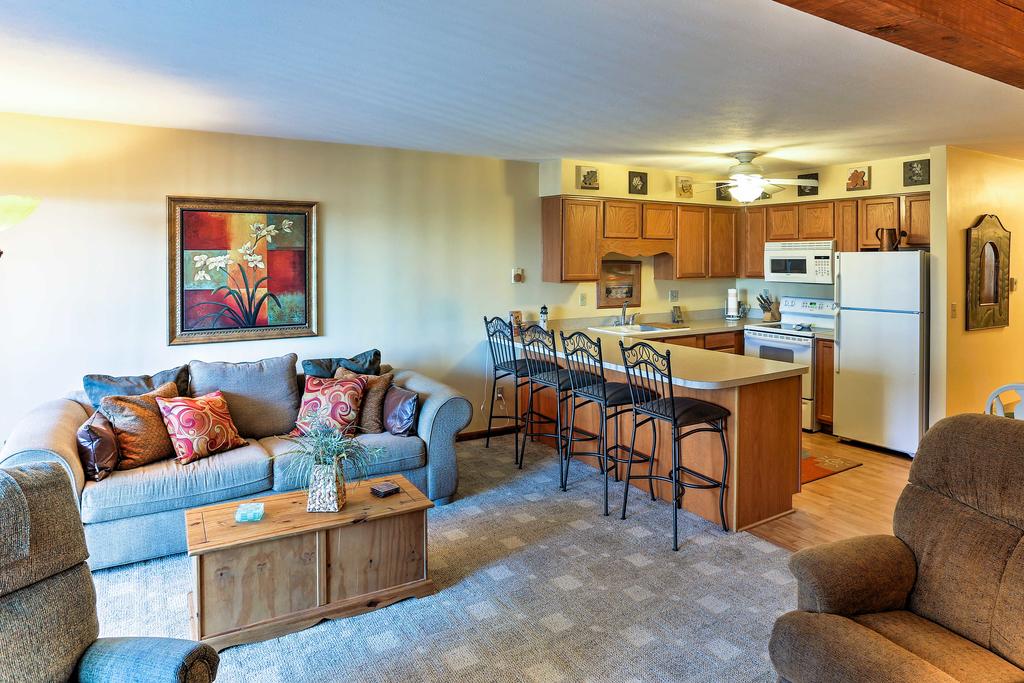 Lakeside Port Clinton Condo With Pool Access And View! - thumb 3