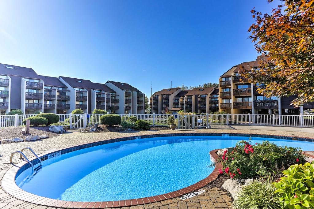 Lakeside Port Clinton Condo With Pool Access And View! - thumb 1