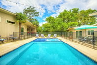 Large Luxury Home w/PoolHot-TubGrillMovie Room Accommodation Dallas