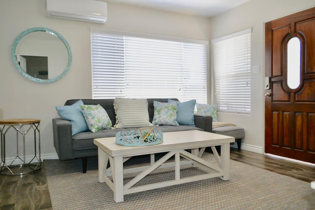 Lovely & Luxurious California Condo 100 Steps To The Sand - thumb 3