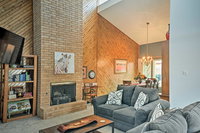 Lubbock Townhome with Grill -5 Mins to TTU  Downtown Accommodation Dallas