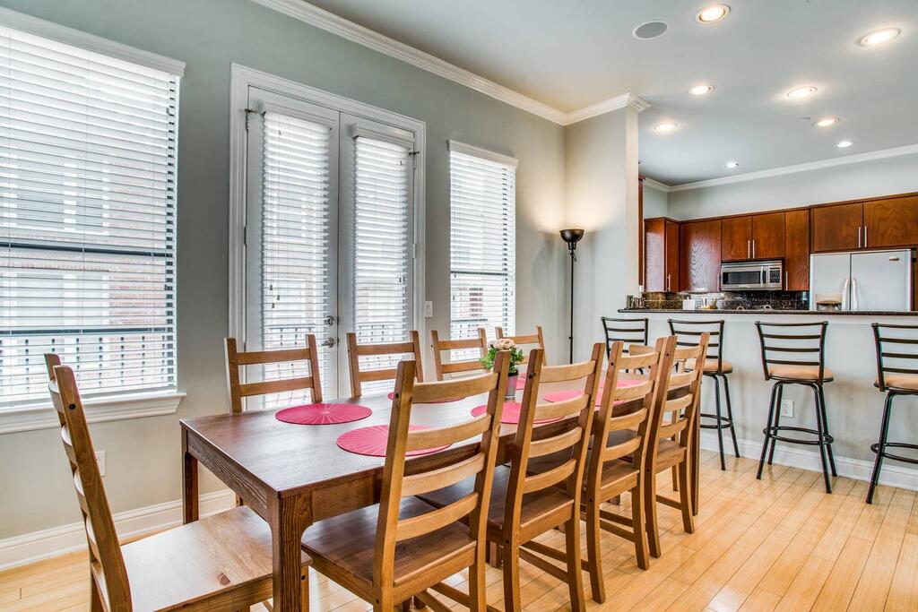 Luxurious Three Story Oak Lawn House - thumb 3