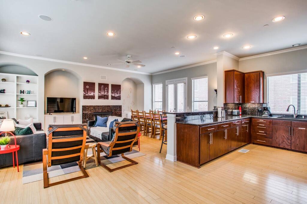 Luxurious Three Story Oak Lawn House - thumb 1