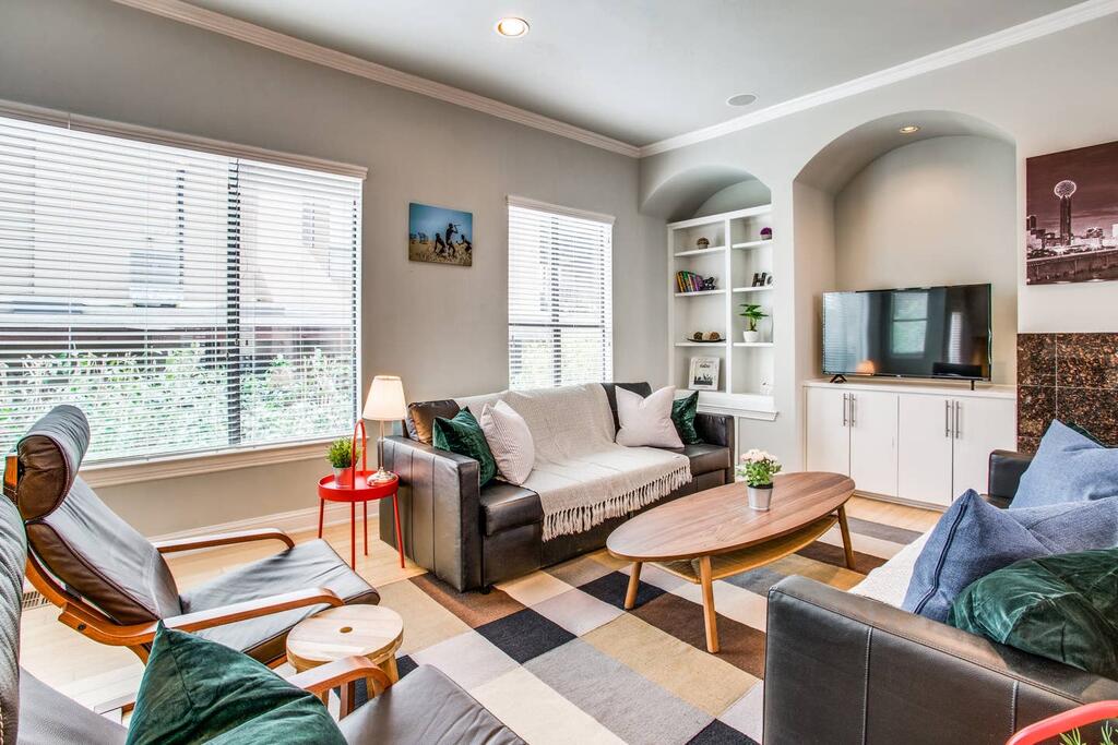 Luxurious Three Story Oak Lawn House - thumb 2