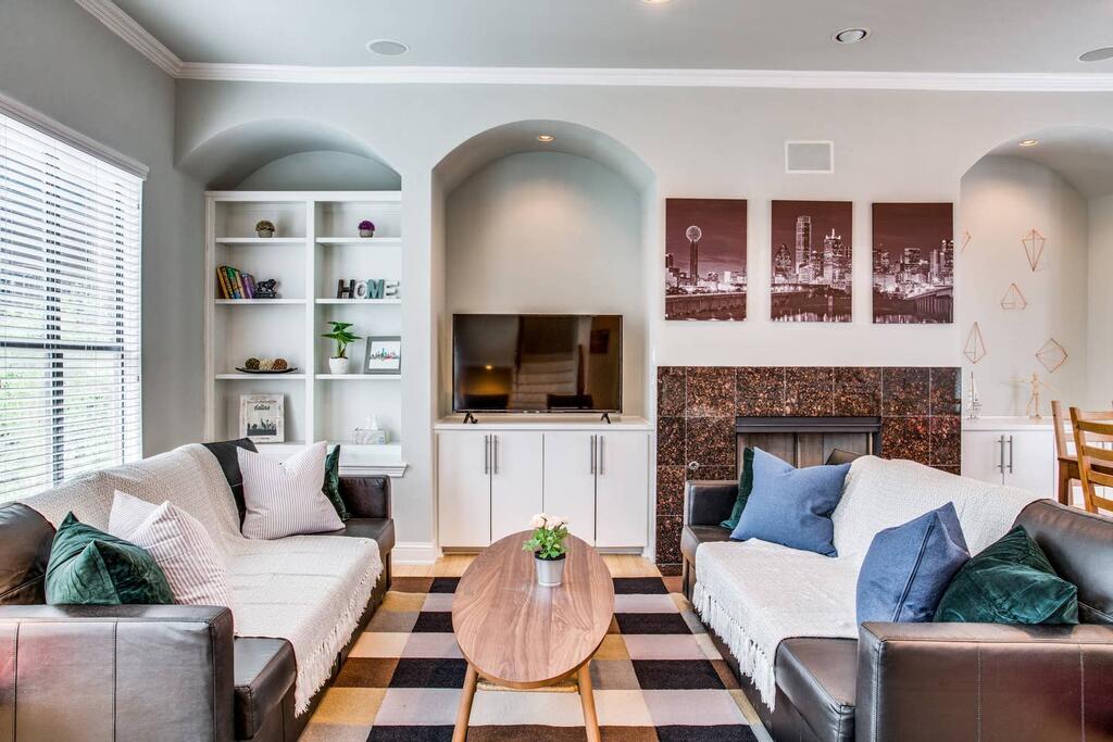 Luxurious Three Story Oak Lawn House - thumb 0