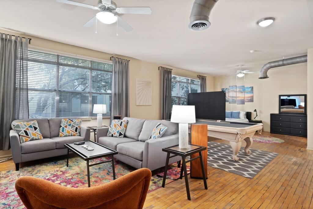 Luxury Uptown Loft+Entertainment + Pool Table/PS4 - thumb 2