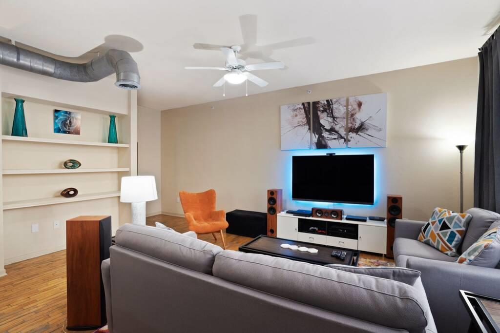 Luxury Uptown Loft+Entertainment + Pool Table/PS4 - thumb 1