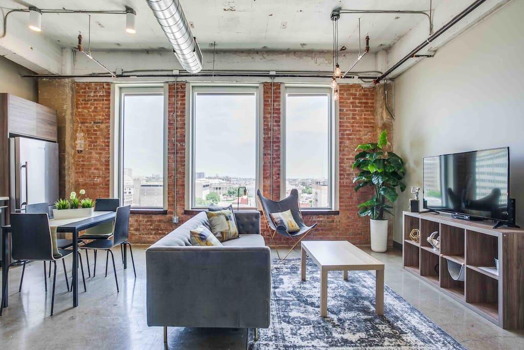 Magnificent Downtown Smart Loft - thumb 3
