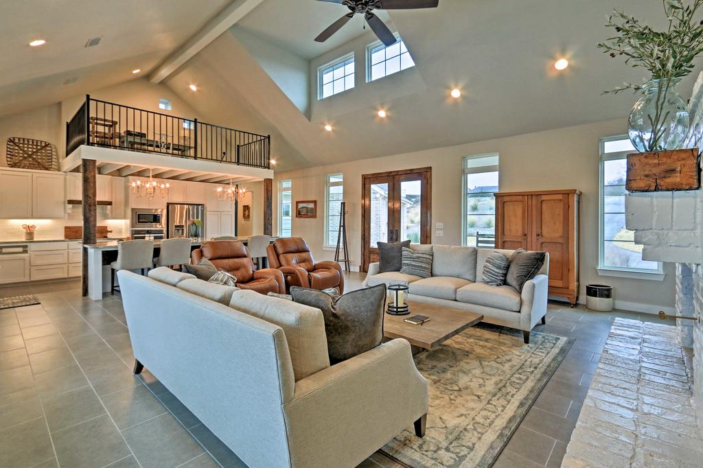 Modern Home By Granbury Country Club & Beach! - thumb 1