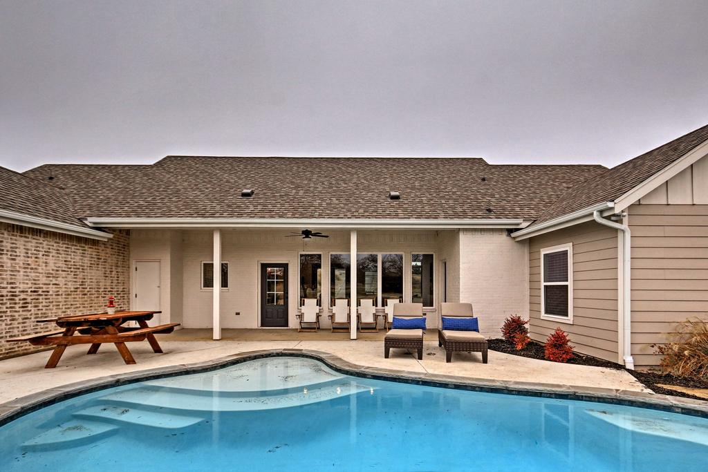 Modern Home By Granbury Country Club & Beach! - thumb 0