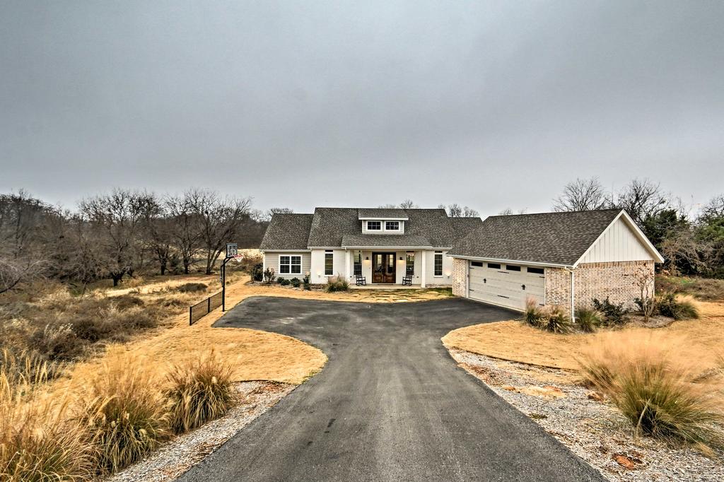 Modern Home By Granbury Country Club & Beach! - thumb 2