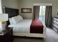 New Wintergreen Midway Condo with Covered Parking Accommodation Dallas
