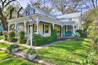 NEW-Large Fredericksburg Home 1.5 Block to Main St Accommodation Dallas