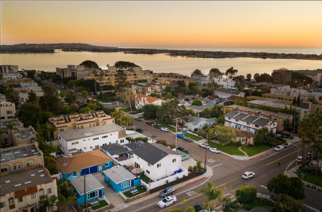 Pacific Beach By AvantStay - Home 2 Blks From The Bay W/ Hot Tub! - thumb 3