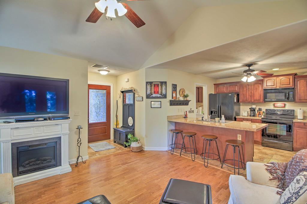 Pet-Friendly Home, 9 Mi. To Table Rock Lake! - thumb 2