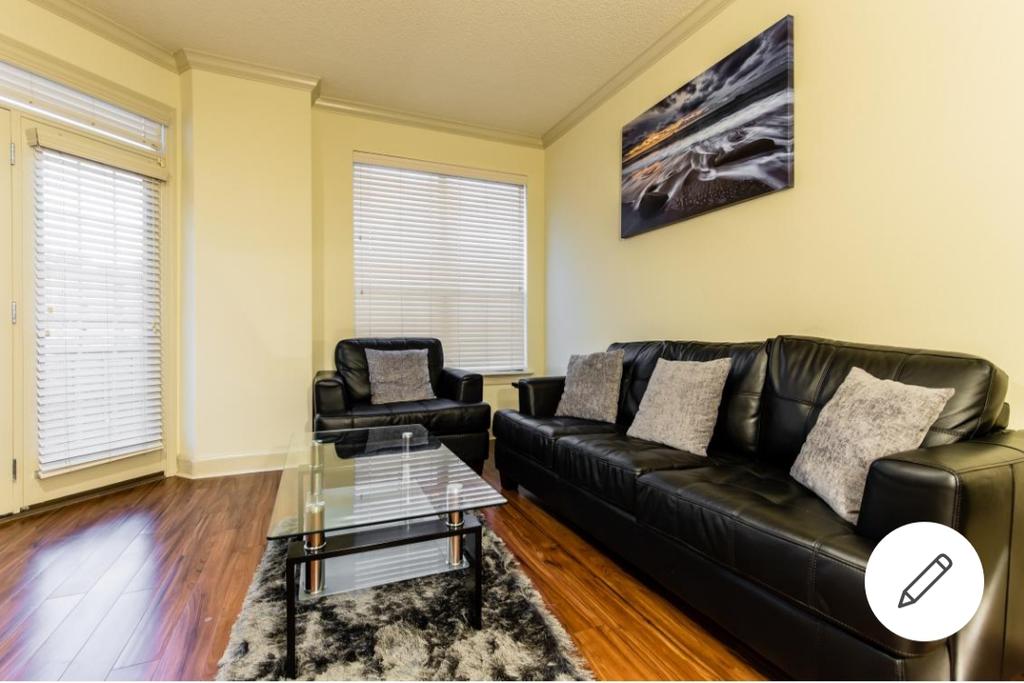 POSH UPTOWN 2 BED RM CONDO - thumb 2