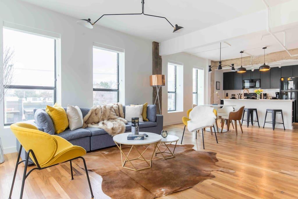 Prestigious Oak Lawn Loft With King Bed - thumb 0