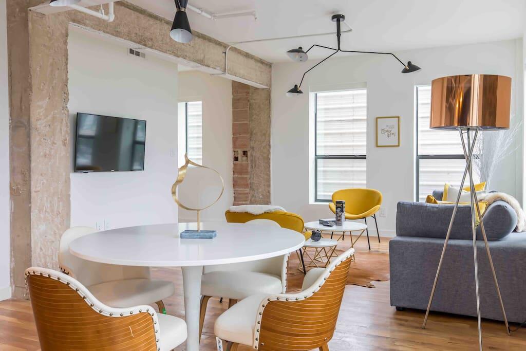 Prestigious Oak Lawn Loft With King Bed - thumb 3
