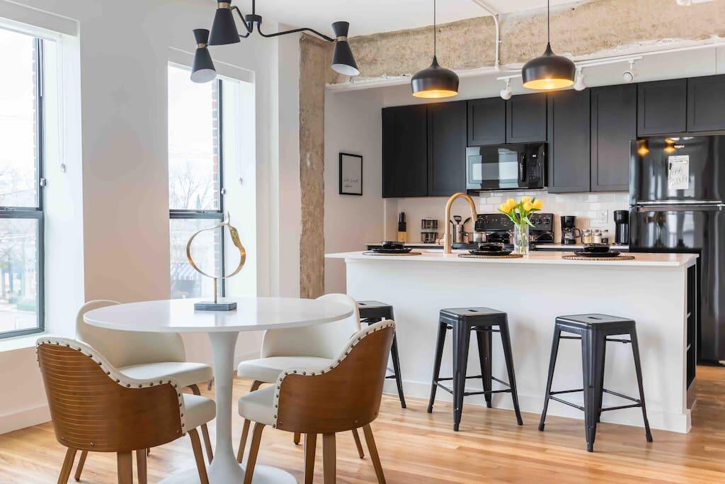 Prestigious Oak Lawn Loft With King Bed - thumb 2