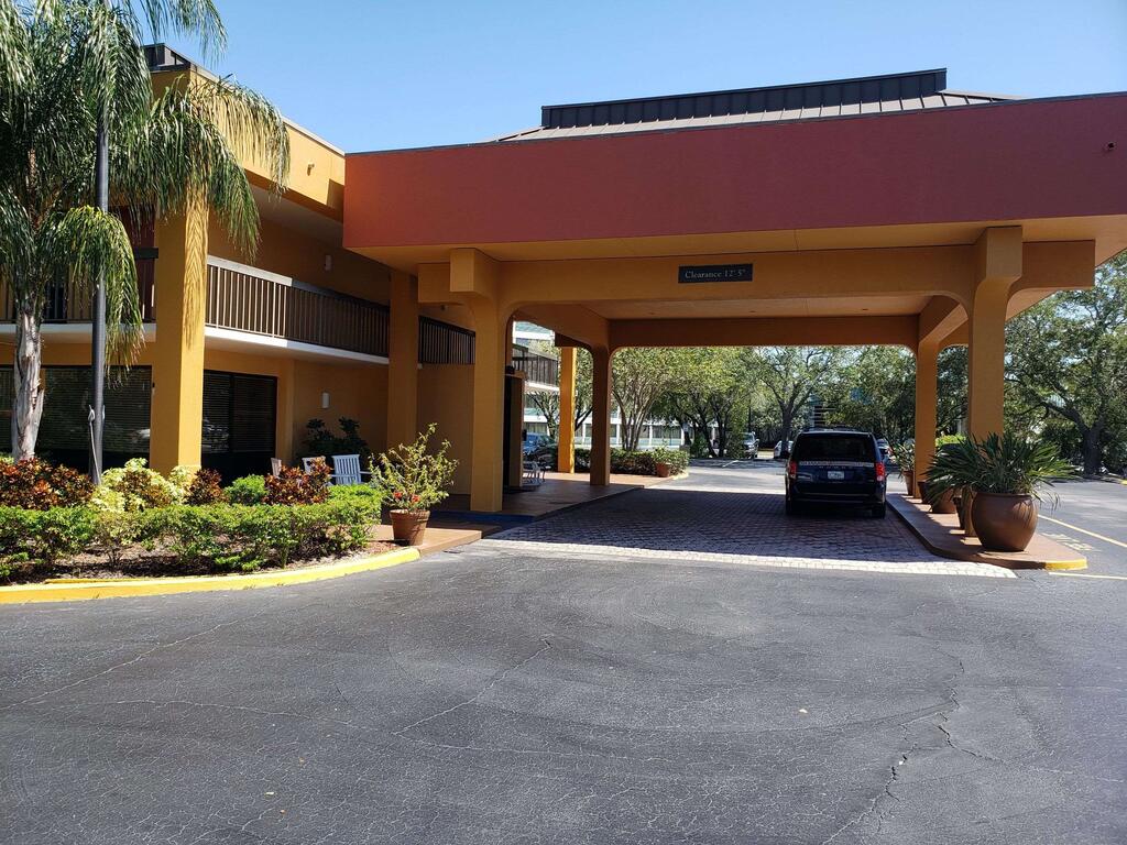 Quality Inn & Suites St. Petersburg  Clearwater Airport Recently Renovated - thumb 2