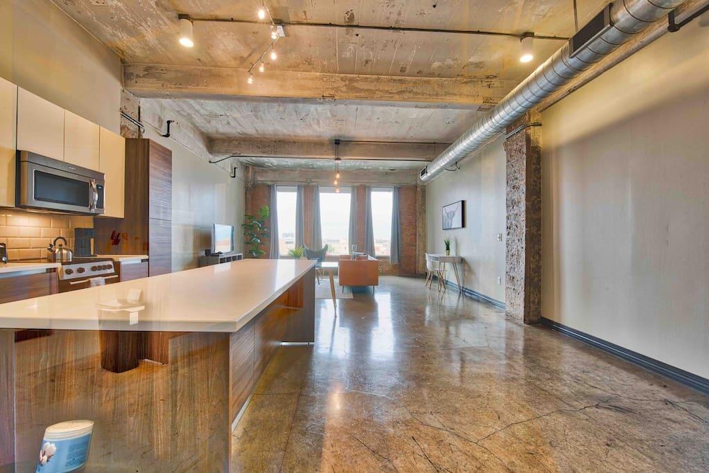 Radiant Downtown Luxury Loft - thumb 3