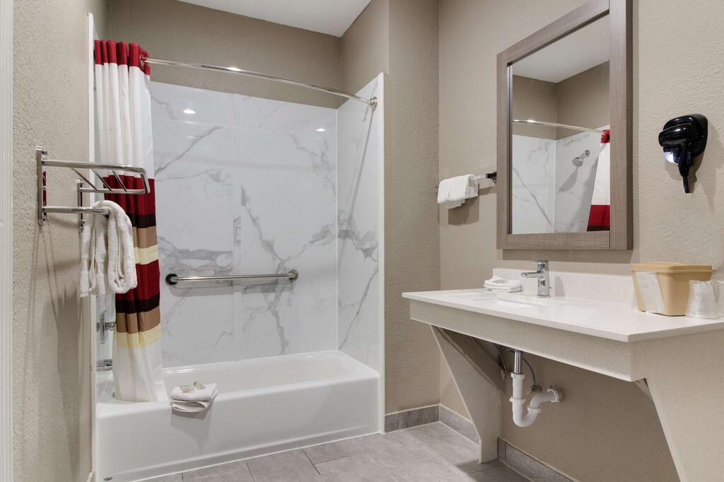 Red Roof Inn PLUS + Galveston - Beachfront - thumb 3