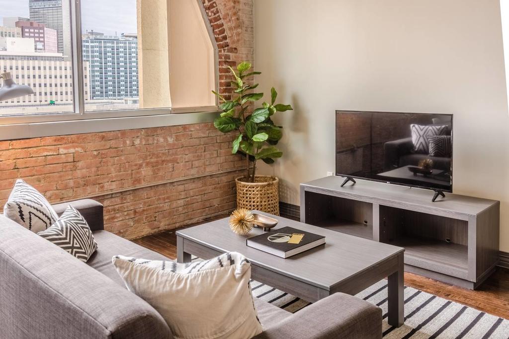 Relaxing 1 Bed, 1 Bath Dallas Downtown Apartment - thumb 2