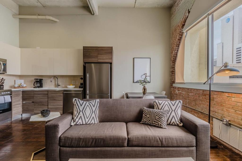 Relaxing 1 Bed, 1 Bath Dallas Downtown Apartment - thumb 1