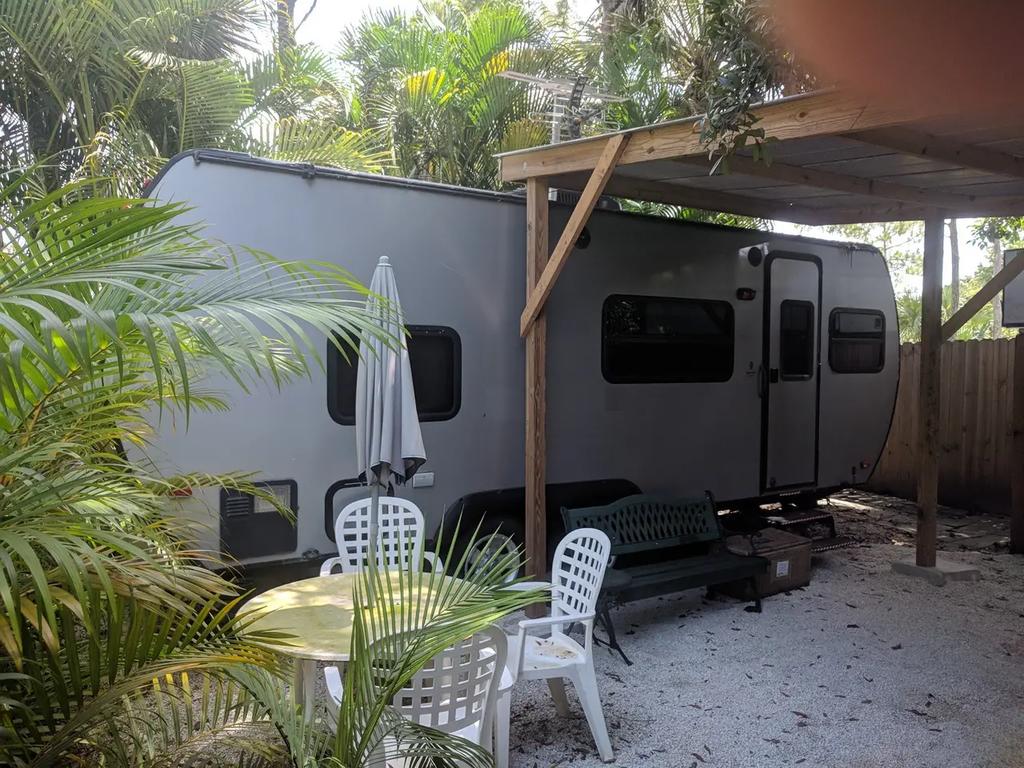 Rustic Location In Tropical Florida - thumb 0