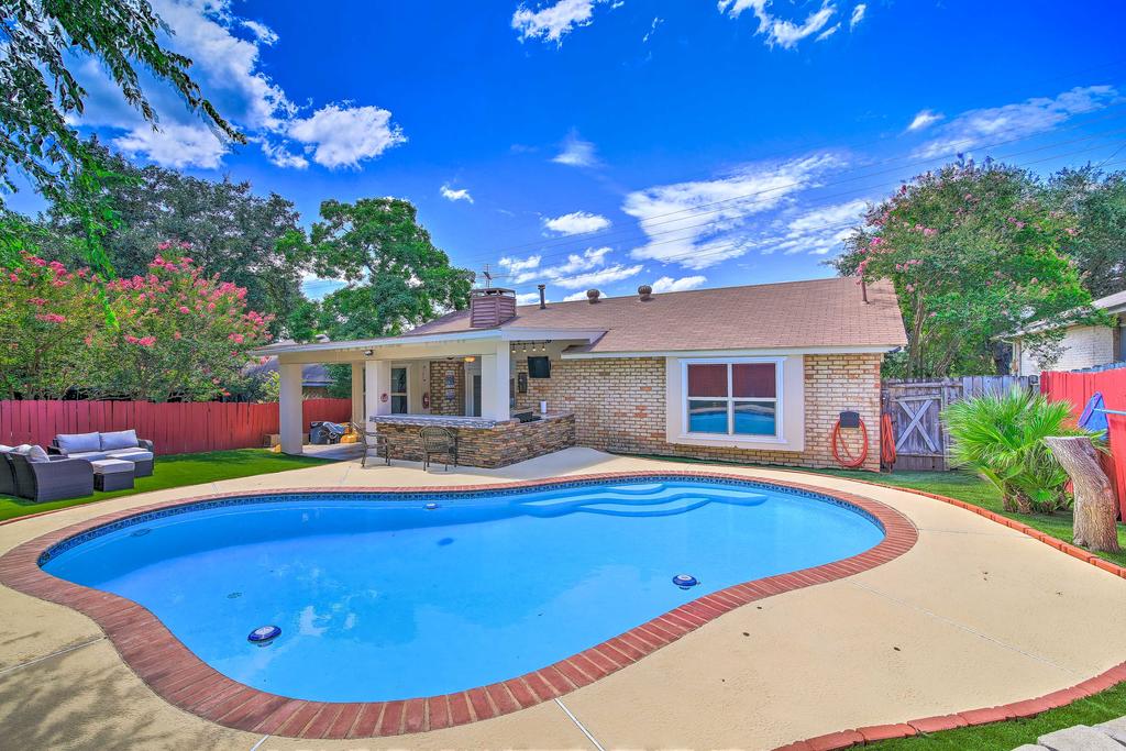 San Antonio Oasis With Yard, Pool And Outdoor Bar! - thumb 0