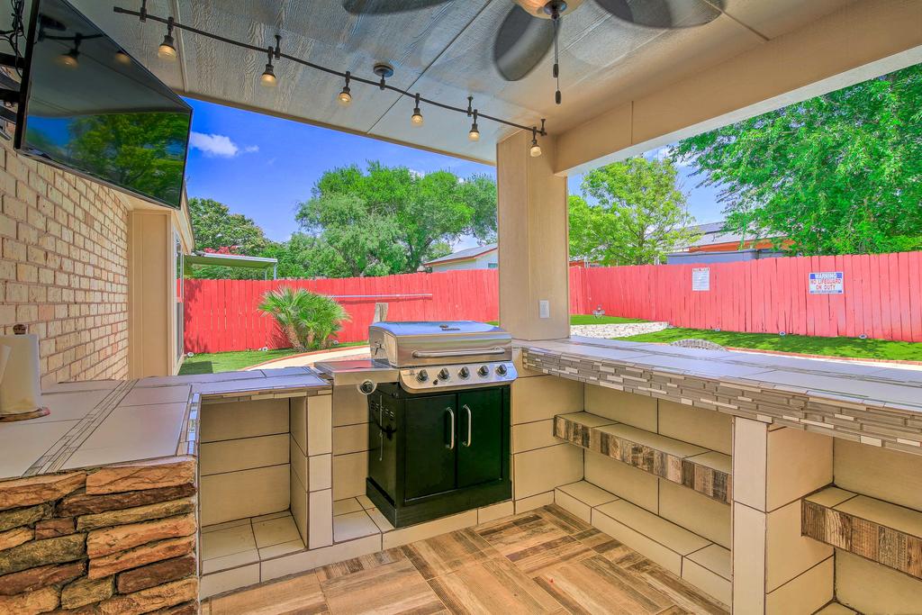 San Antonio Oasis With Yard, Pool And Outdoor Bar! - thumb 1