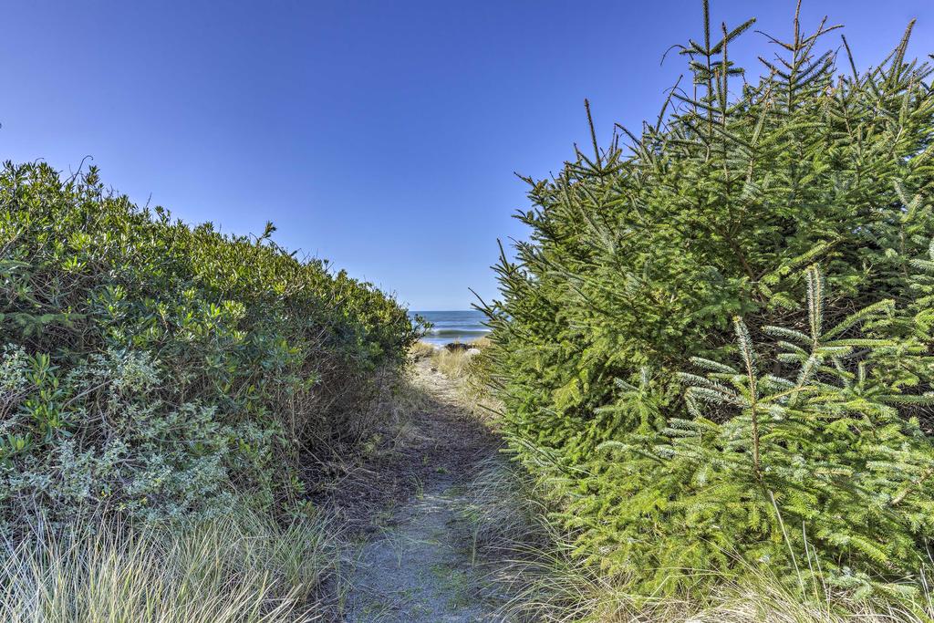 Smith River Oceanfront Home - Steps To Beach! - thumb 2