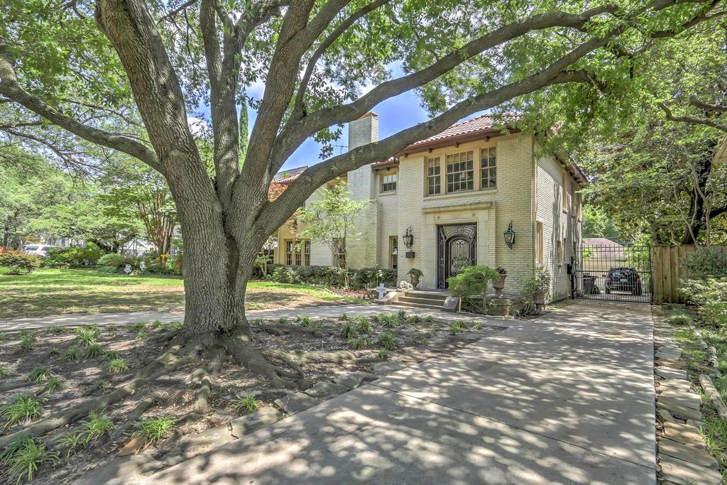 Stately Dallas Home With Pool, Patio & Entertainment! - thumb 1